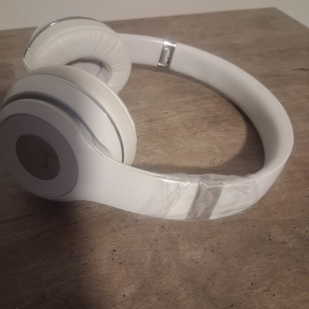 Beats Solo 3 White Wireless Over Ear Headphones